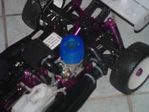Moteur (en bleu) de 3,5 cm3, filtre à air (en mousse noire) et réservoir à essence (en bas à gauche).
